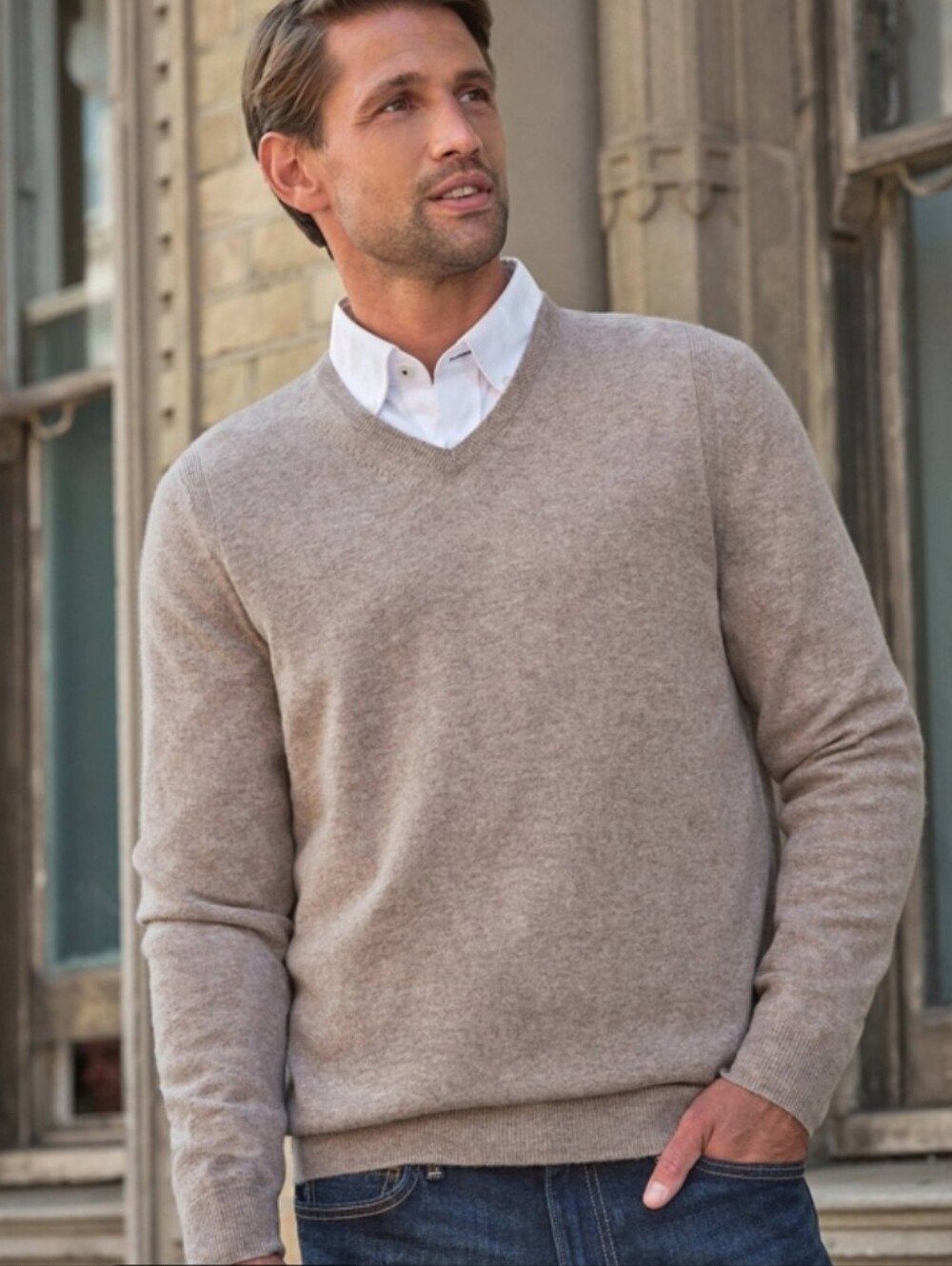 Men's V-Neck Cashmere  Sweater in Camel